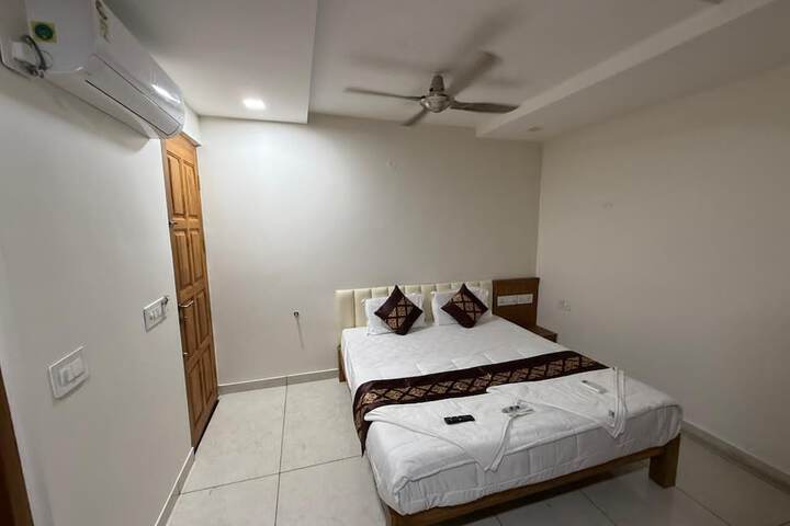 Room 6 of 18