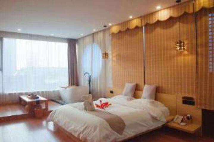 Room 6 of 8