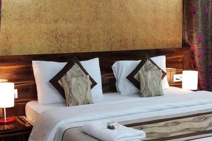 Room 7 of 12