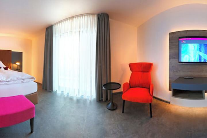 Room 6 of 48