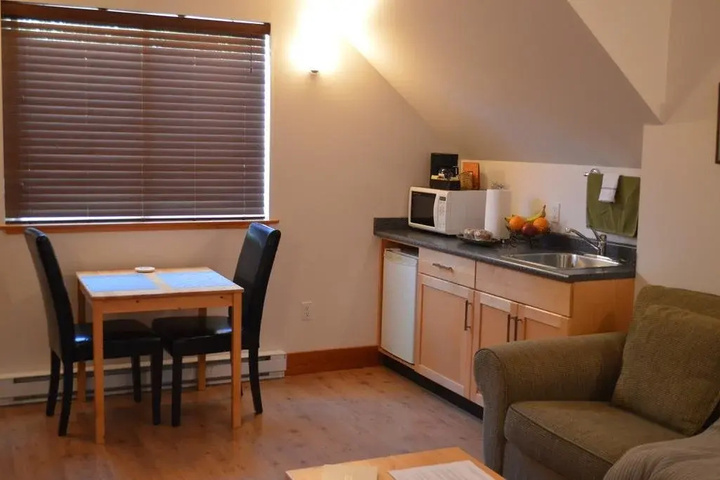 Photo of Easy on the Edge Bed & Breakfeast
