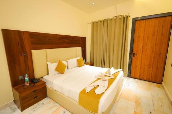 Room 6 of 13
