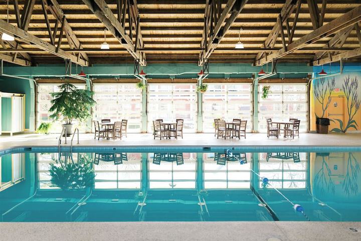 Indoor/outdoor pool