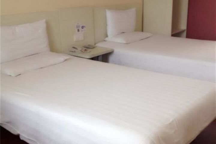 Room 6 of 8