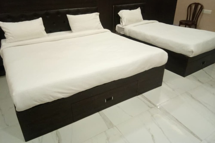 Room 4 of 16