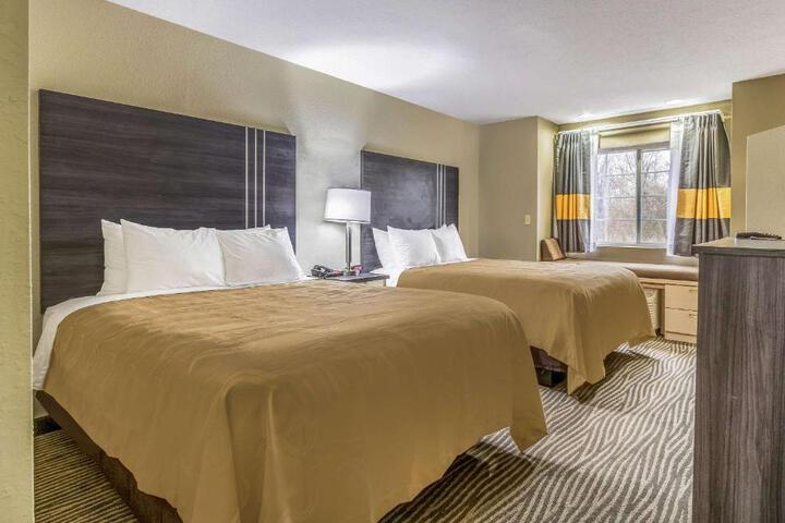 1 Queen Bed (12 of 13)