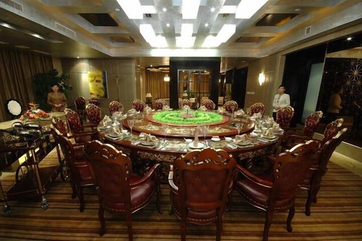 Ballroom/Hall 17 of 21
