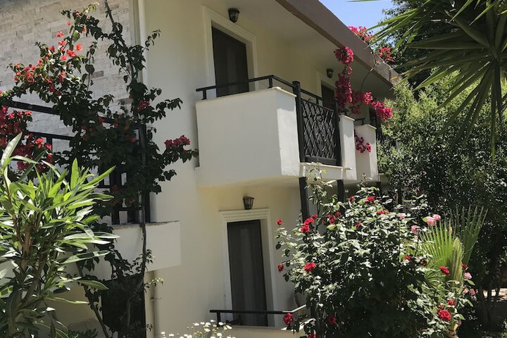 Hotel Exterior 25 of 31