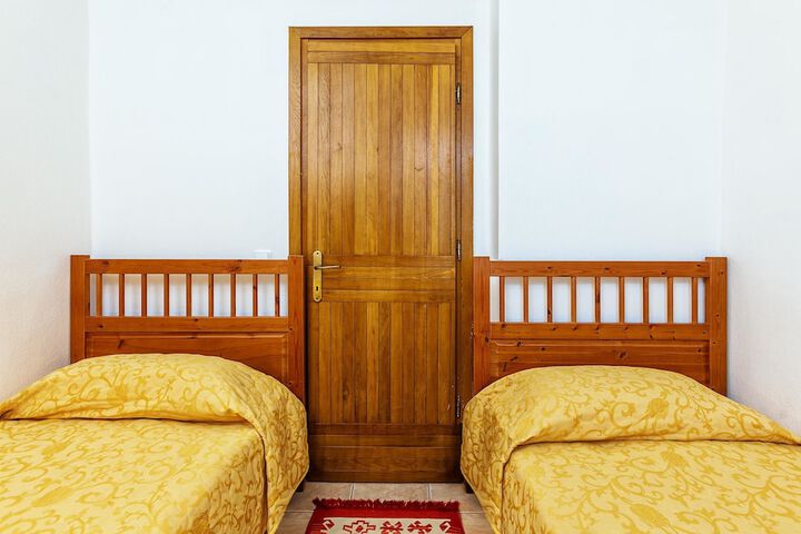 Room 24 of 182
