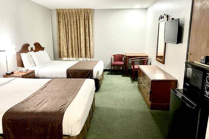 2 Queen Beds (1 of 9)