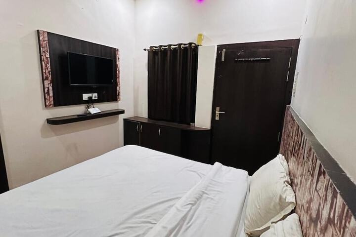 Room 2 of 10
