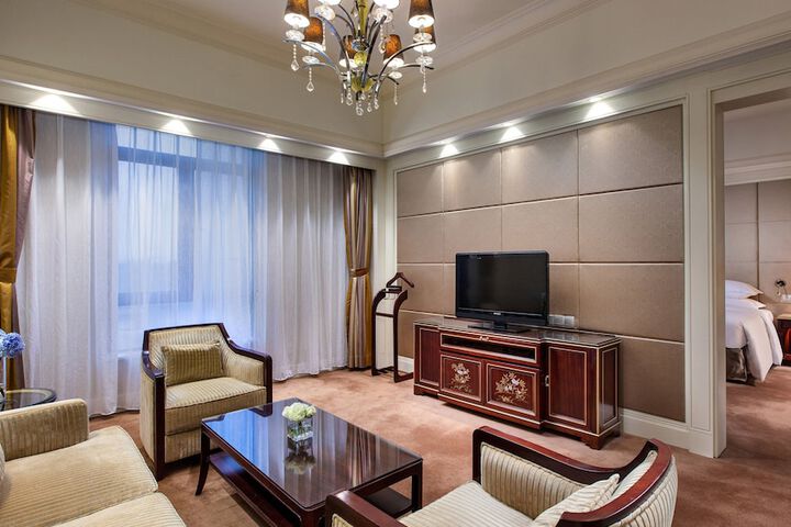 Lounge 38 of 76