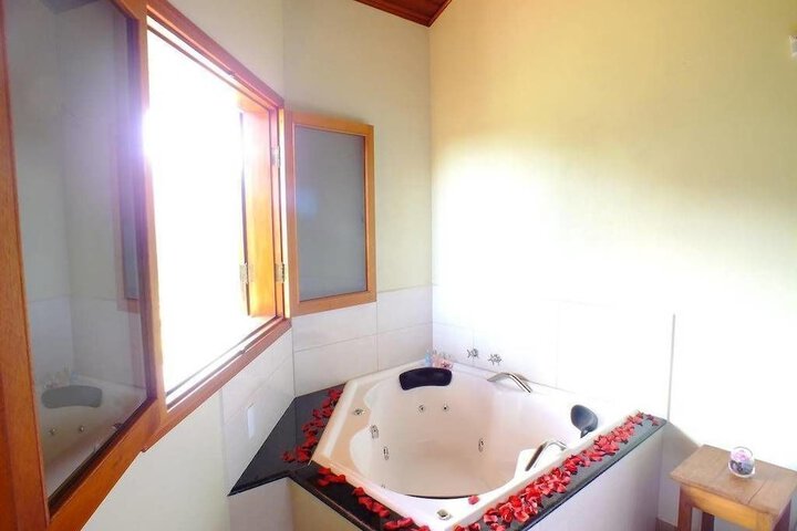 Jetted tub