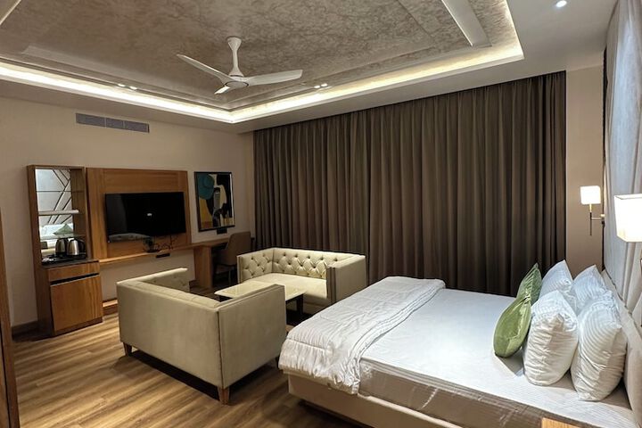 Room 8 of 18