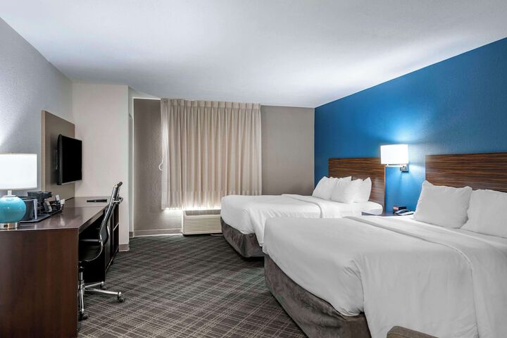 2 Queen Beds Accessible (4 of 14)