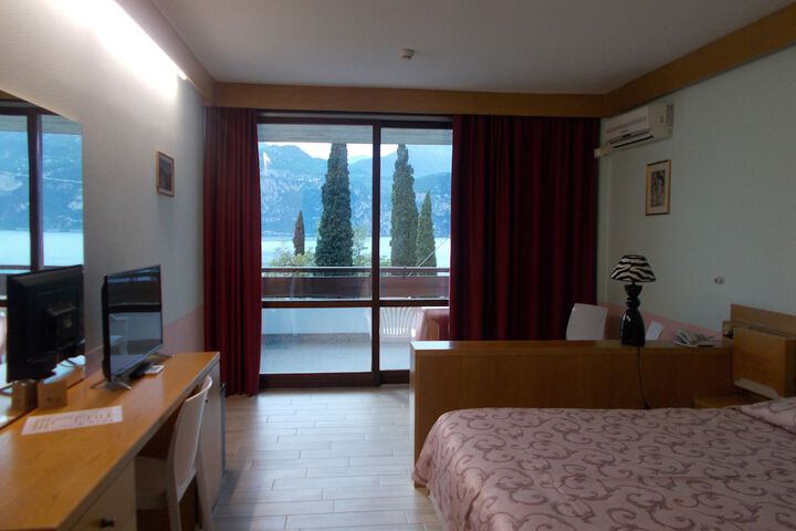 Room 16 of 34