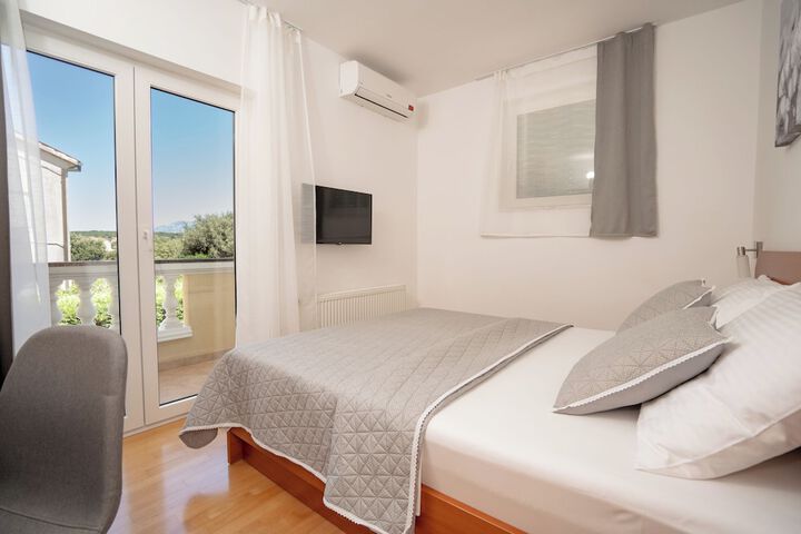 Room 4 of 53