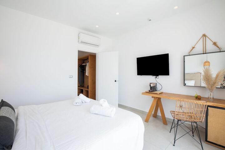 Room 33 of 144