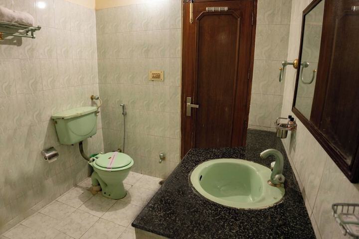 Room 25 of 39