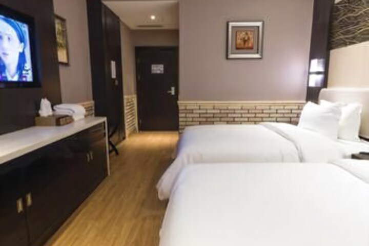 Room 3 of 8