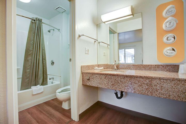 1 King Bed (2 of 10)