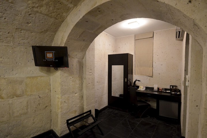 Room 15 of 36