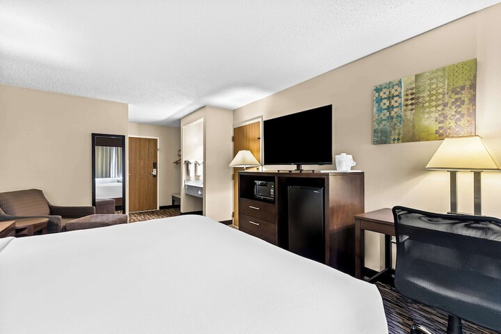 1 King Bed Flat Screen Television Chair with Ottoman Microwave and Refrigerator WiFi I (12 of 23)
