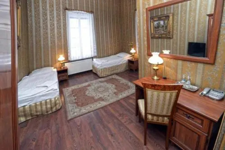 Room 2 of 10
