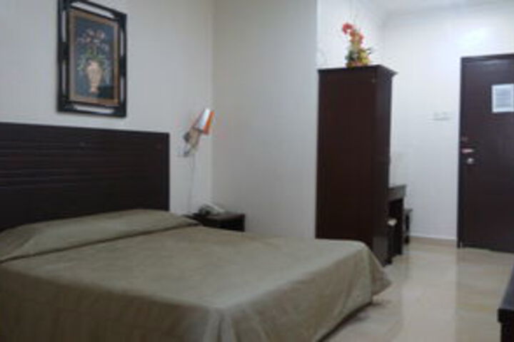 Room 3 of 10