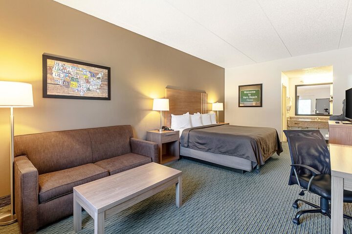 1 King Bed (2 of 10)