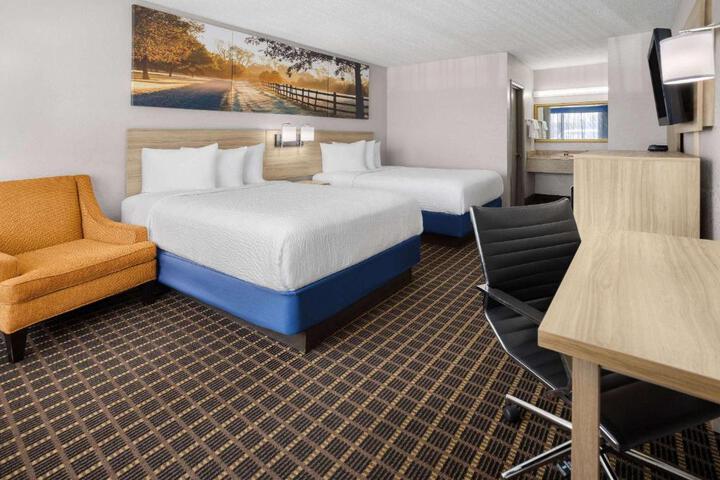2 Double Beds (3 of 5)