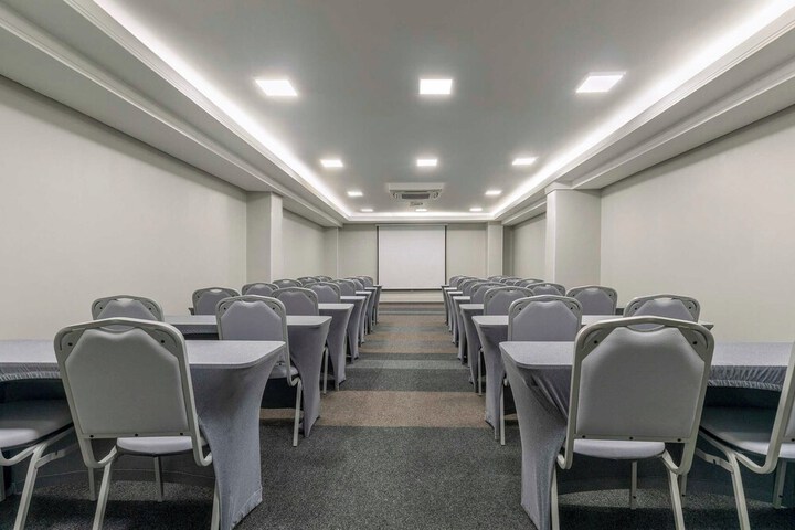 Ballroom/Hall 131 of 156