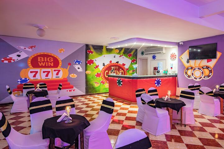 Lounge 76 of 93