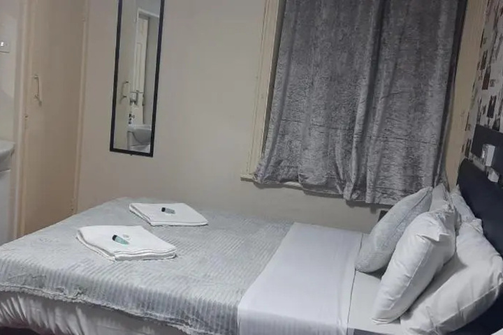 Room 5 of 18