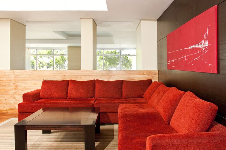 Lounge 33 of 44