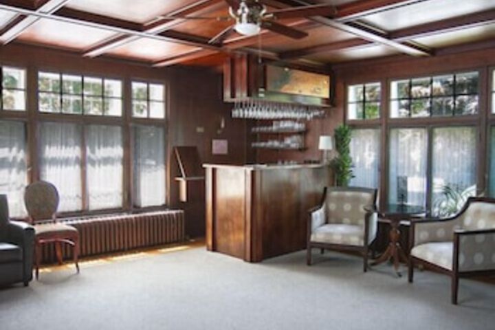 Lounge 136 of 174