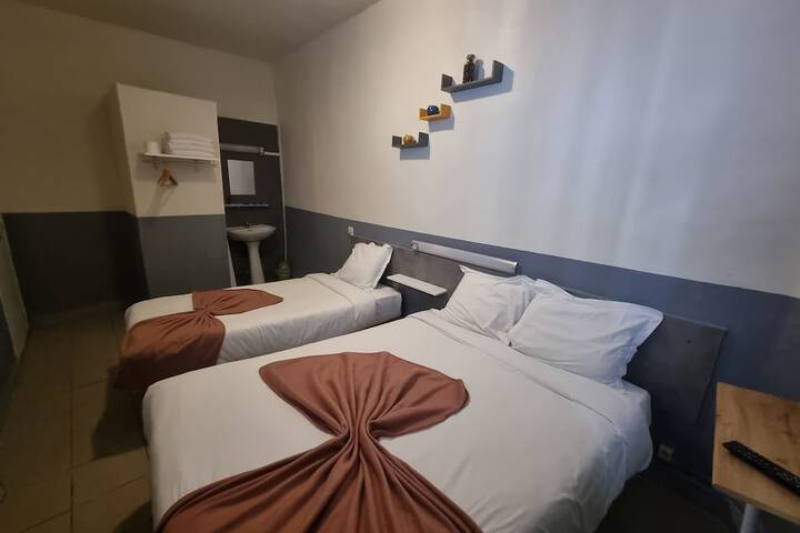 Room 8 of 12