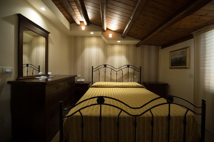 Room 17 of 33