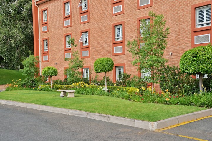 Hotel Exterior 15 of 16