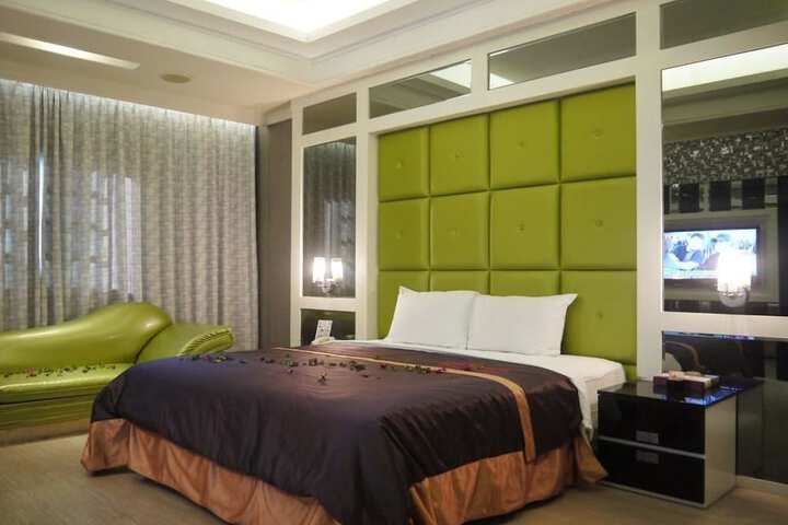 Room 25 of 32