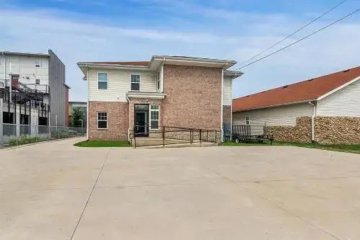 Exterior of Your Home in Indy FREE Private Parking 5min Downtown