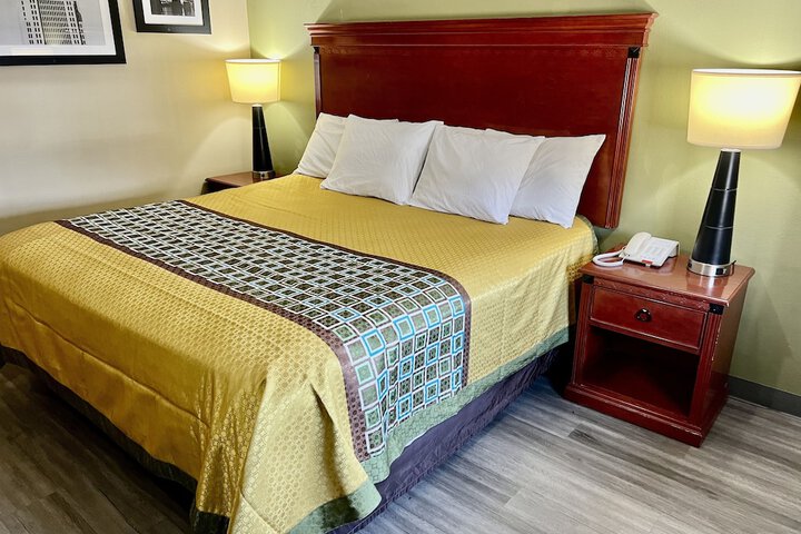 Deluxe King Bed (1 of 10)