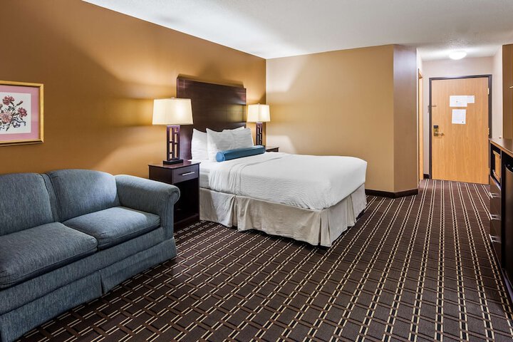 1 King Bed Larger Room Sofa Bed Microwave and Refrigerator WiFi Continental Breakfast (9 of 12)