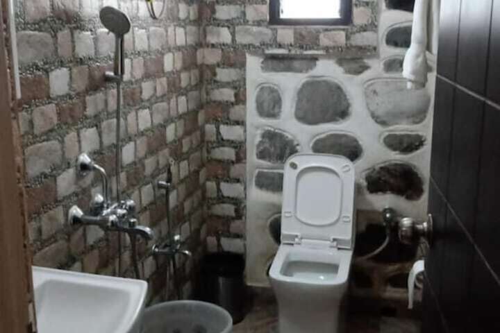 Room 7 of 12