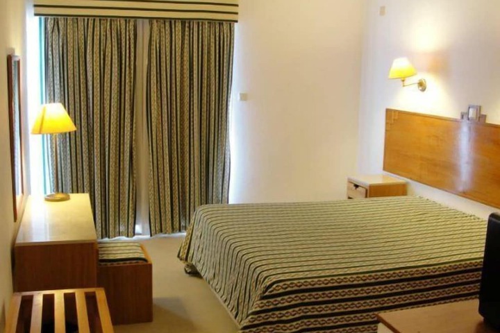 Room 4 of 33