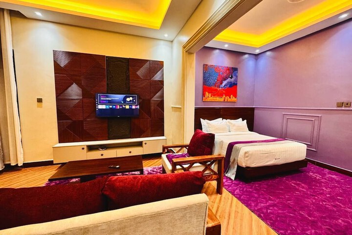 Room 4 of 9