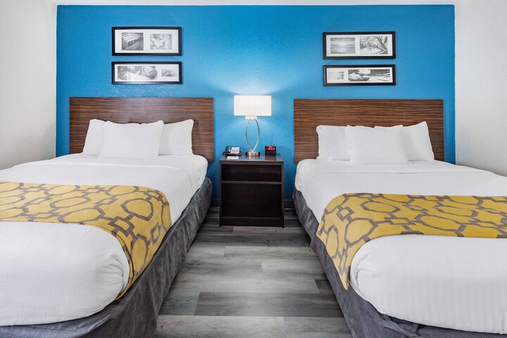 1 Queen Bed Mobility Hearing Accessible Room Bathtub with Grab Bars (2 of 15)