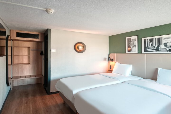 Room 7 of 48