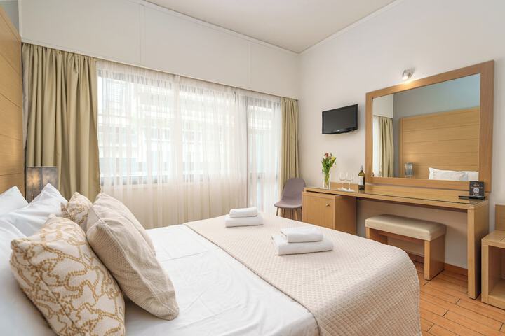 Room 8 of 34