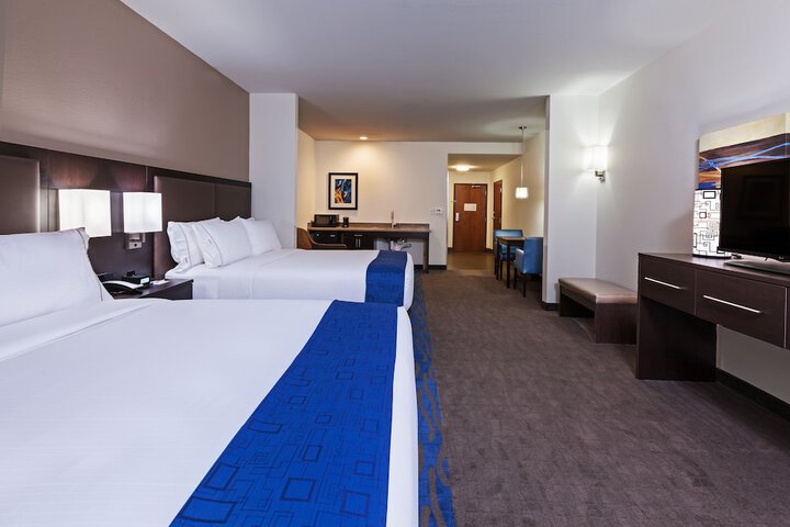 1 King Bed Accessible (2 of 12)